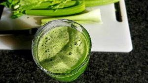 Smoothie espinacas lechuga apio y frutas